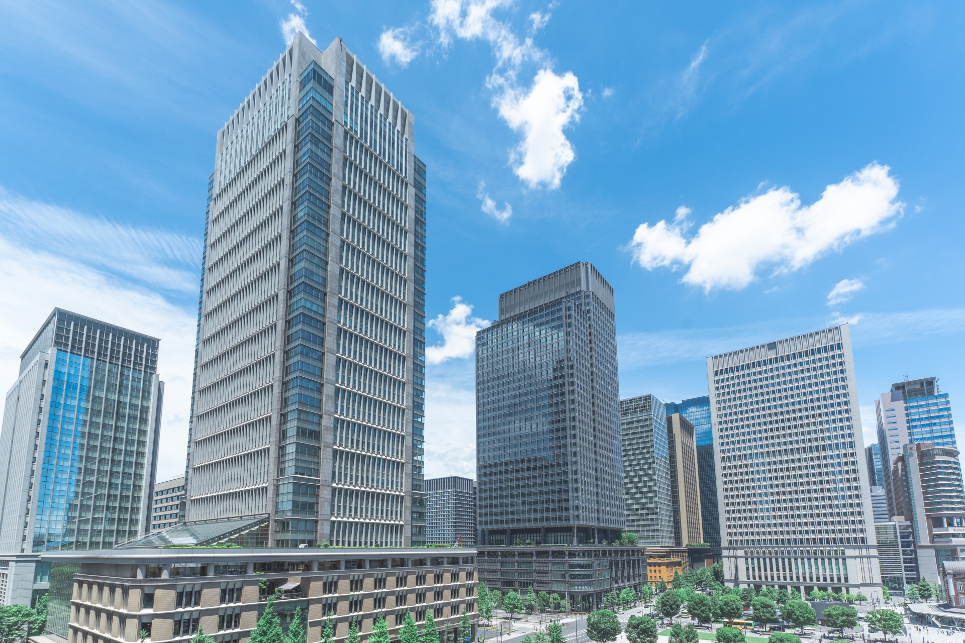 高層ビルが立ち並ぶ都市の風景